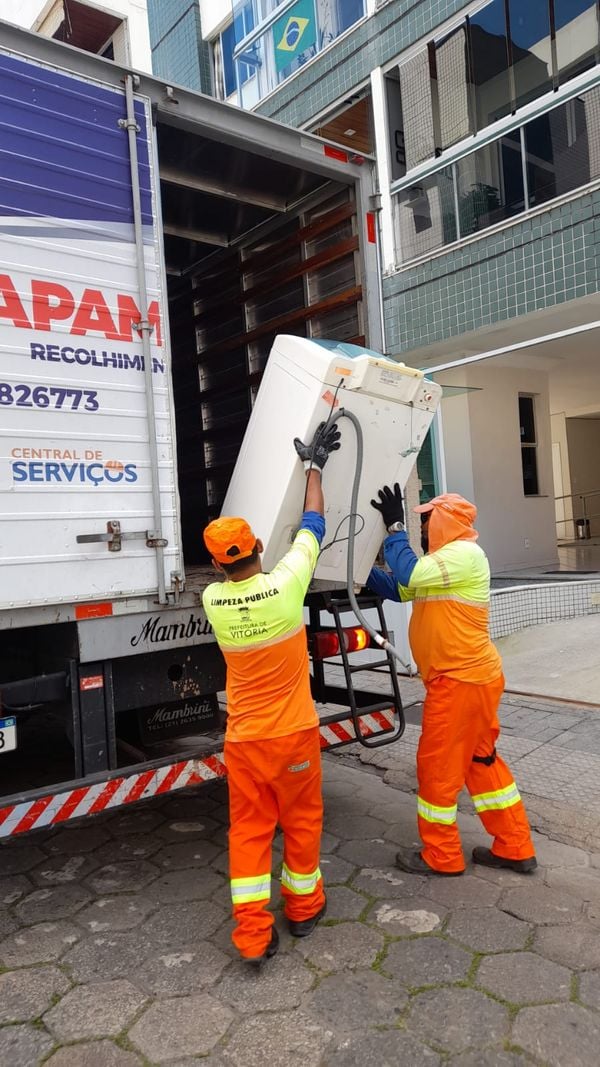 Profissionais da prefeitura recolhem máquina de lavar que pode ser doada pelo CRAS