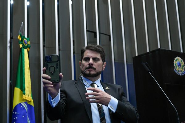 Diretório nacional dos tucanos impediu a filiação do senador do Espírito Santo, o que fez ele desistir da mudança e permanecer no Podemos