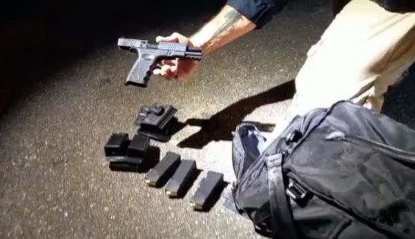 Traficantes no ES contratam mulher para buscar arma em favela no Rio