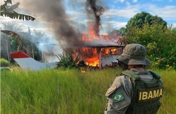 Agentes do Ibama destroem aeronaves e estruturas do garimpo na Terra Indígena Yanomami