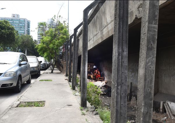 Usuários de drogas frequentam local onde ficam as saídas da ciclovia da Terceira Ponte, do lado de Vitória por Carlos Alberto Silva