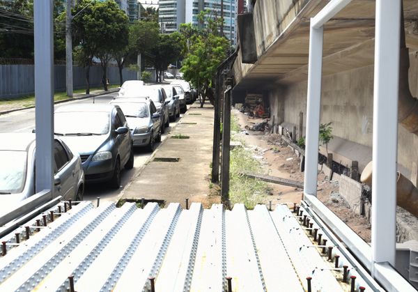 Usuários de drogas frequentam local onde ficam as saídas da ciclovia da Terceira Ponte, do lado de Vitória por Carlos Alberto Silva