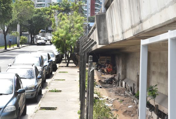 Usuários de drogas frequentam local onde ficam as saídas da ciclovia da Terceira Ponte, do lado de Vitória por Carlos Alberto Silva