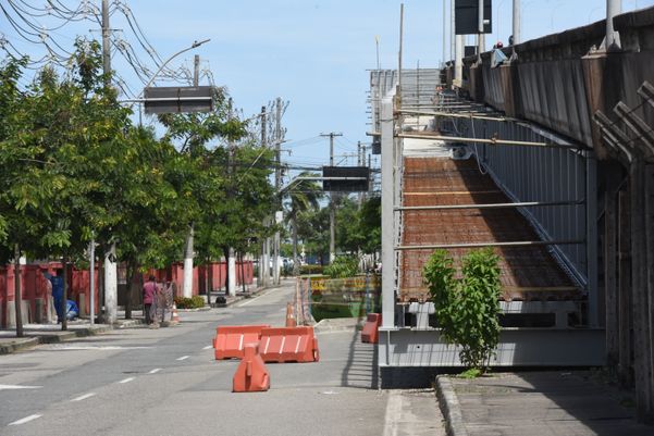 Obras da saída da ciclovia da Terceira Ponte do lado de Vitória por Carlos Alberto Silva