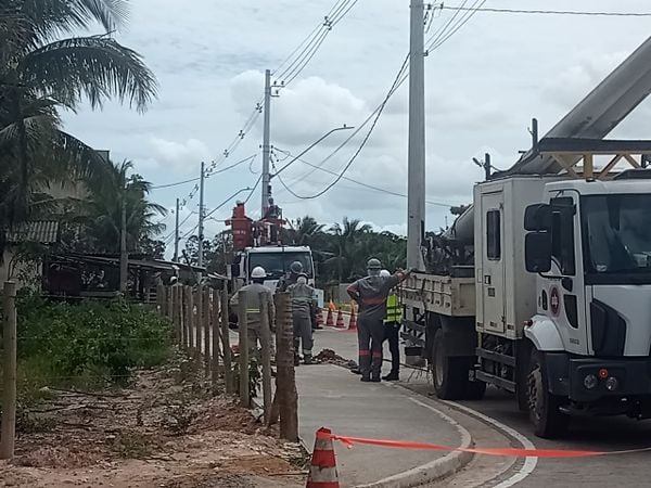 Equipe da EDP esteve no local para retirada dos postes na manhã desta quarta-feira (8) por Breno dos Reis