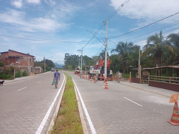 Equipe da EDP esteve no local para retirada dos postes na manhã desta quarta-feira (8) por Breno dos Reis