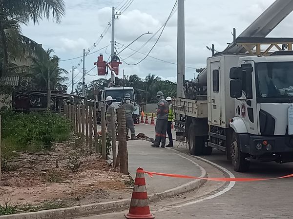 Equipe da EDP esteve no local para retirada dos postes na manhã desta quarta-feira (8) por Breno dos Reis