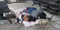 Mãe e filha dormem no chão enquanto aguardam atendimento no Himaba, em Vila Velha
