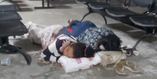 Mãe e filha dormem no chão enquanto aguardam atendimento no Himaba, em Vila Velha