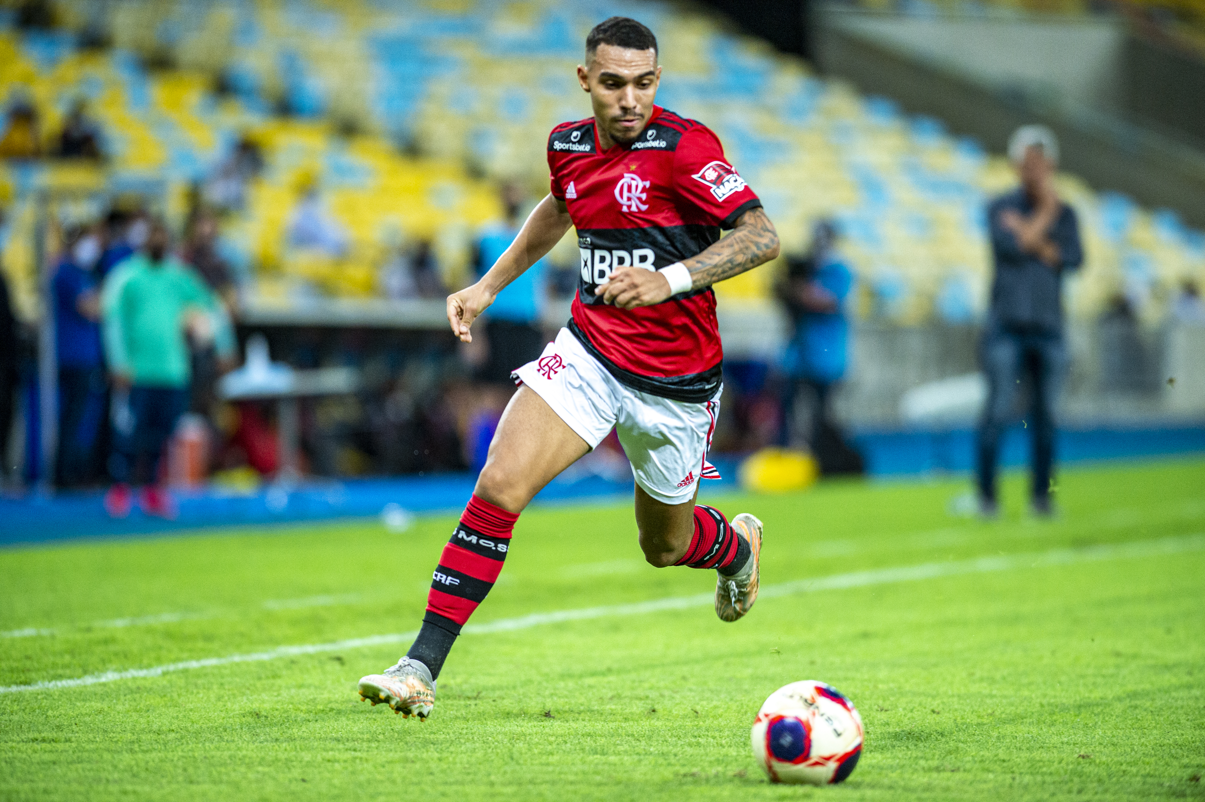 Matheuzinho chega para ser 'sombra' de Fagner. O ala de 23 anos perdeu espaço no Flamengo de Tite e quer respirar novos ares.