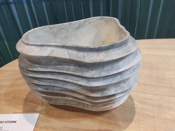 Obras de arte, peças de banheiro e composições para ambientes estão entre os novos formatos e utilizações das rochas ornamentais por Karine Nobre