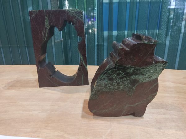 Obras de arte, peças de banheiro e composições para ambientes estão entre os novos formatos e utilizações das rochas ornamentais por Karine Nobre