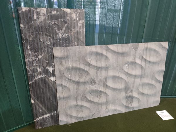 Obras de arte, peças de banheiro e composições para ambientes estão entre os novos formatos e utilizações das rochas ornamentais por Karine Nobre