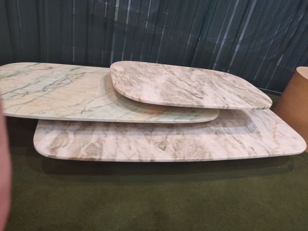 Obras de arte, peças de banheiro e composições para ambientes estão entre os novos formatos e utilizações das rochas ornamentais por Karine Nobre