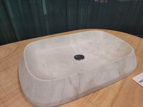 Obras de arte, peças de banheiro e composições para ambientes estão entre os novos formatos e utilizações das rochas ornamentais por Karine Nobre