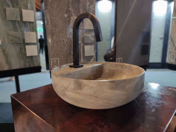 Obras de arte, peças de banheiro e composições para ambientes estão entre os novos formatos e utilizações das rochas ornamentais por Karine Nobre