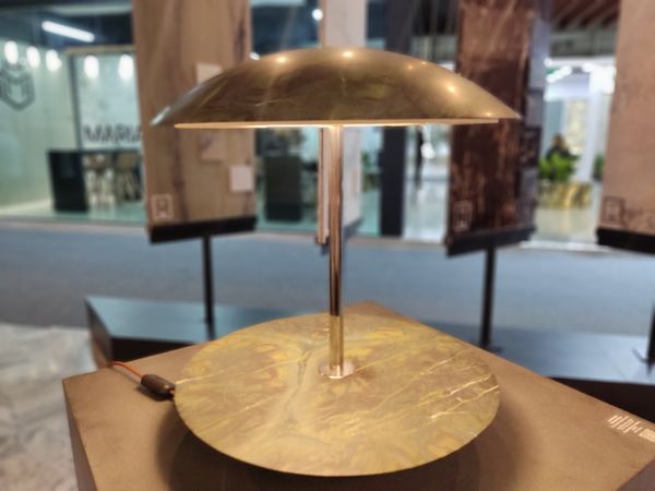 Obras de arte, peças de banheiro e composições para ambientes estão entre os novos formatos e utilizações das rochas ornamentais por Karine Nobre