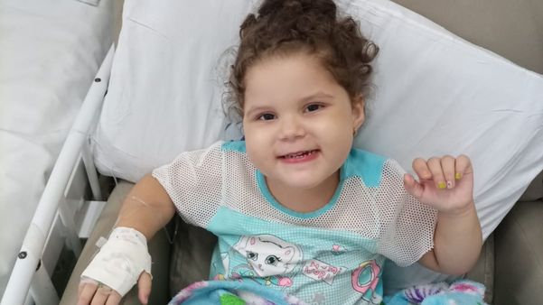 Yasmin Strelow de Oliveira, de 3 anos, foi diagnosticada com um tumor cerebral. 
