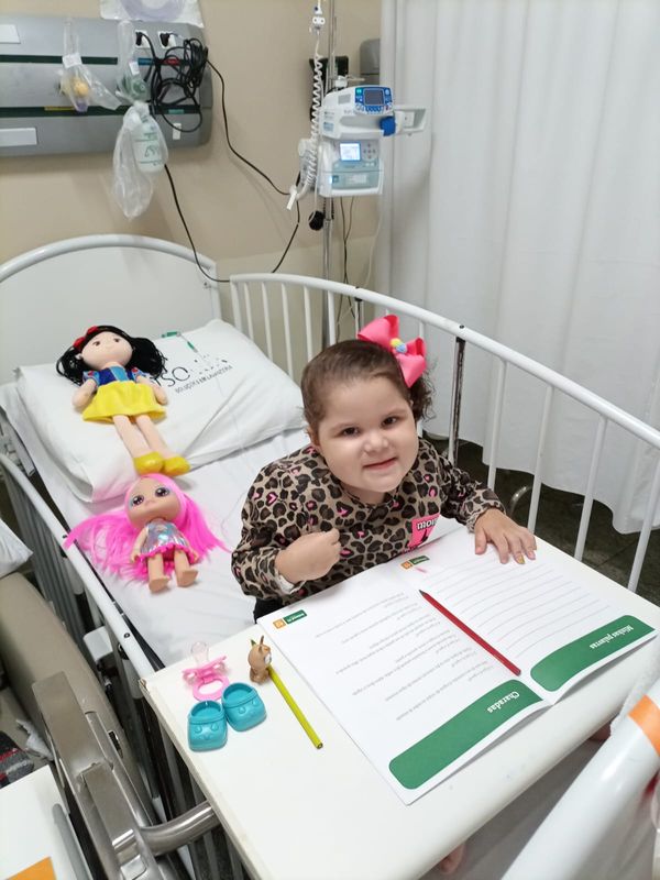 Yasmin Strelow de Oliveira, de 3 anos, foi diagnosticada com um tumor cerebral. 
