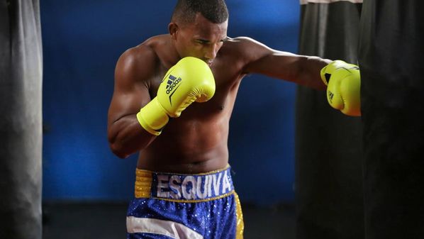Pugilista capixaba medalha de prata em Londres/2012 nocauteou Vinícius Barros no segundo assalto e acumulou a 31ª vitória (21 nocautes)