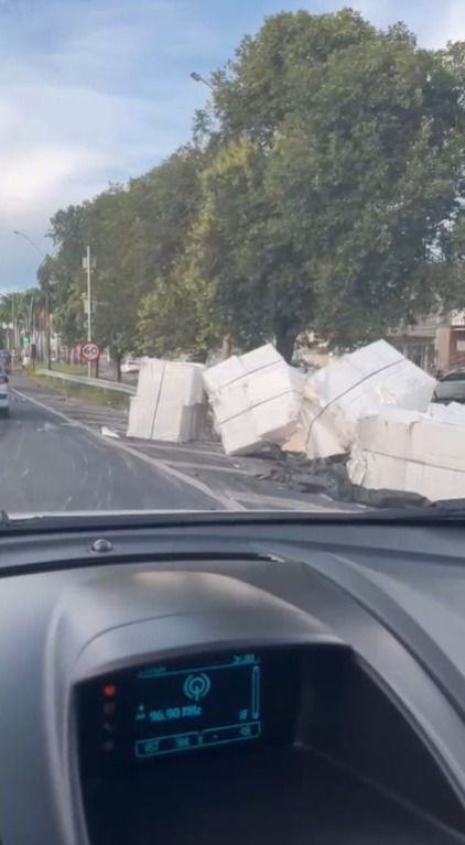 Acidente entre um carro e uma carreta deixou duas pessoas feridas no fim da tarde desta quinta-feira (9), na BR 101, na altura do bairro São José, em Linhares