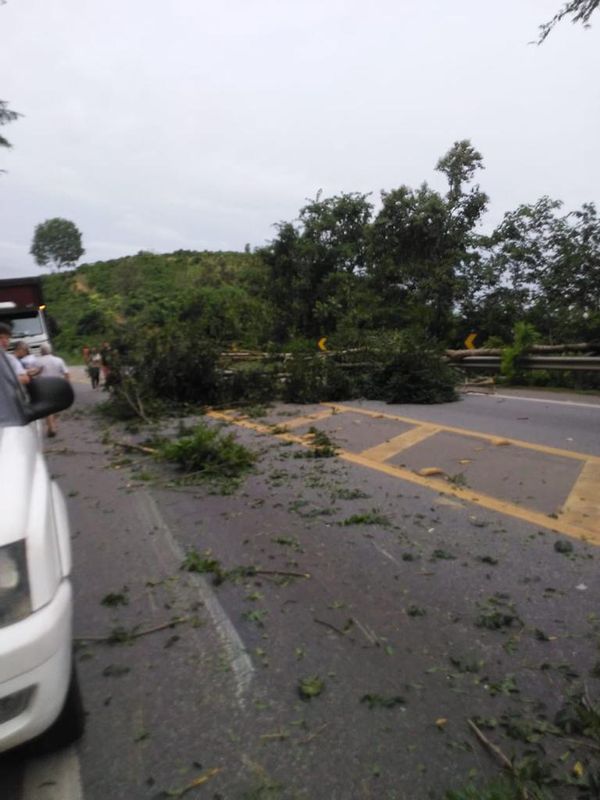 O acidente aconteceu no km 401, sentido sul, em Itapemirim por Reprodução/@espiritosantoqap_