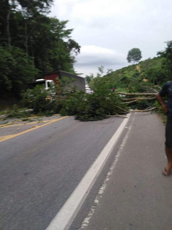 O acidente aconteceu no km 401, sentido sul, em Itapemirim por Reprodução/@espiritosantoqap_