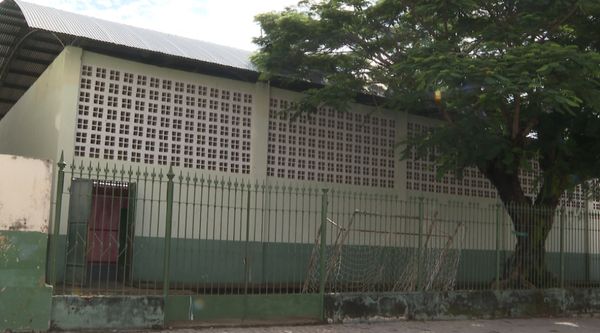 Com tapumes de madeira, alunos estudam dentro de quadra em escola 