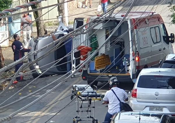 Motorista bate em árvore e capota em rua de Cachoeiro