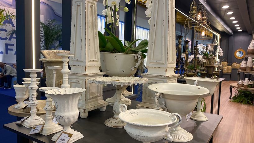 Mesmo industrializadas, muitas peças de decoração têm simulado uma produção manual com desgastes e arranhões 