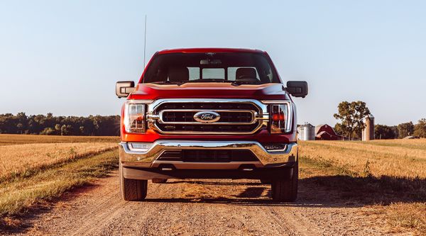 A F-150 vem equipada com o motor 5.0 V8 aspirado a gasolina, com 405 cv e 56,7 kgfm de torque por Ford/Divulgação