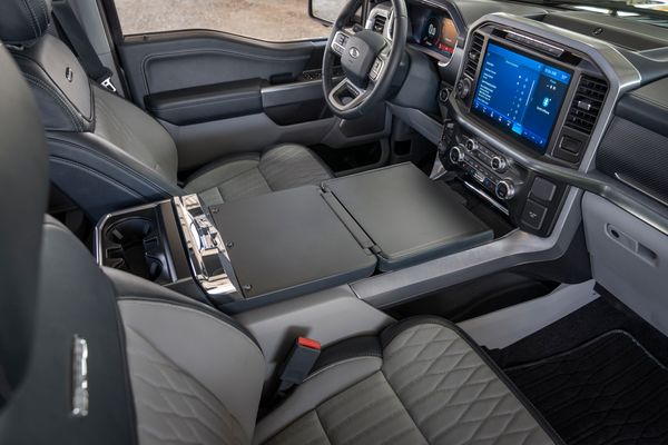 Console central se transforma em uma "mesa" de trabalho por Ford/Divulgação