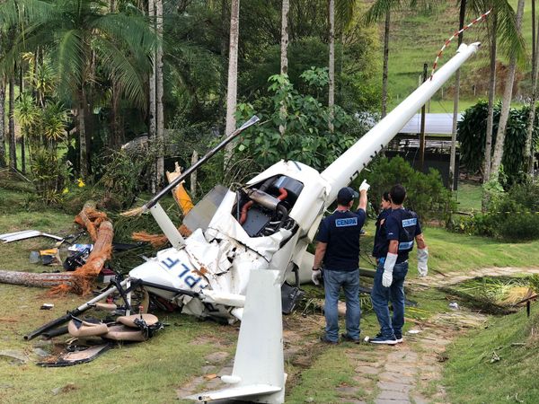 Equipe da Aeronáutica investiga causas de queda de helicóptero no ES