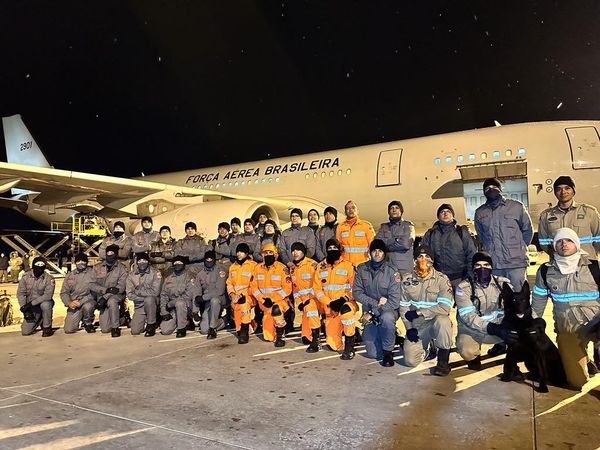 Equipe, formada por 42 profissionais, desembarcou em Ancara, capital da Turquia.