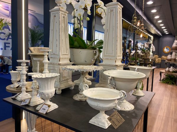 Mesmo industrializadas, muitas peças de decoração têm simulado uma produção manual com desgastes e arranhões 