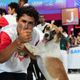 Imagem - Vídeo: cachorro 'empurra' carro alegórico durante desfile da Piedade