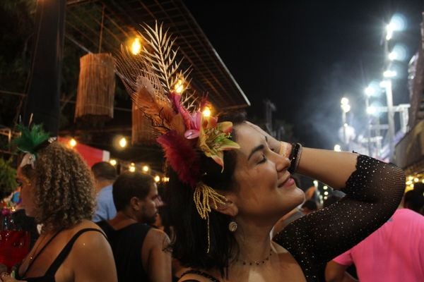 Acessórios de cabeça tomam conta dos camarotes do Sambão do Povo  no Carnaval 2023 por Beatriz Heleodoro