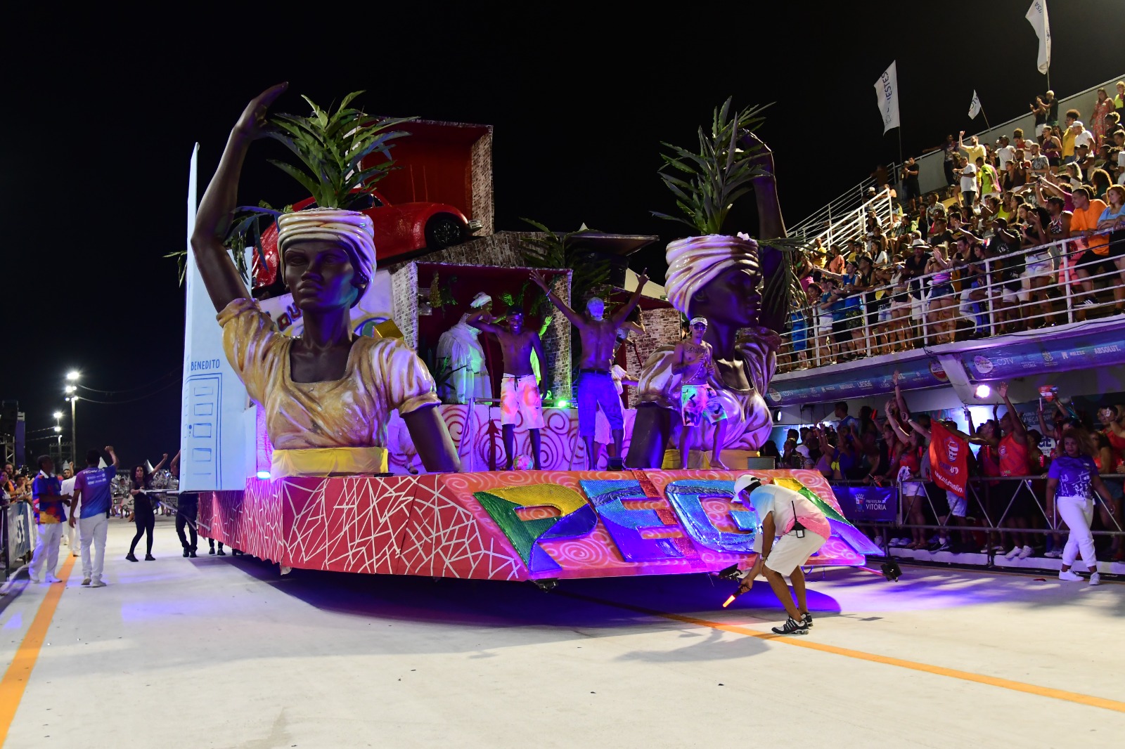 A Gazeta Pega No Samba Traz Favela Para Samb O Do Povo Em Desfile De Minutos