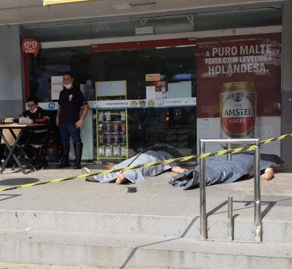 Homens morrem em carro estacionado em posto de gasolina, em Cachoeiro de Itapemirim