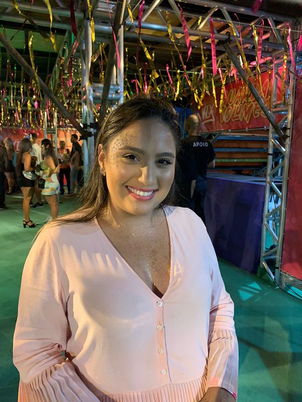 Marina Alves adora usar o glitter na maquiagem de carnaval
