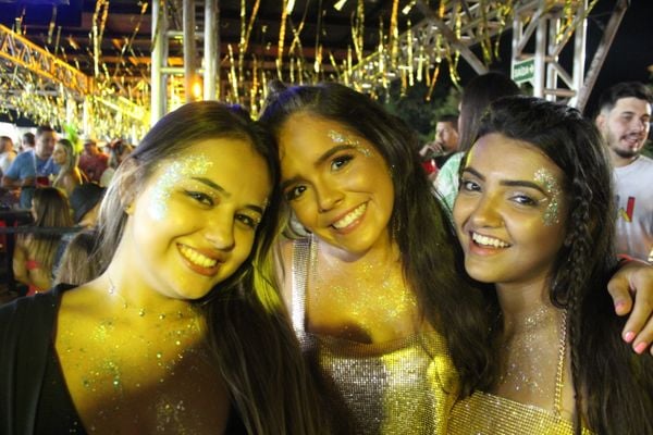 Muito glitter nas amigas por Beatriz Heleodoro