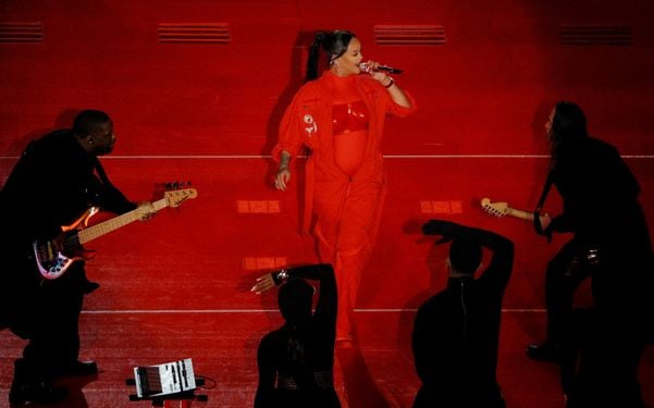 A barriga ficou destacada no look escolhido por Rihanna para apresentação no intervalo do Super Bowl