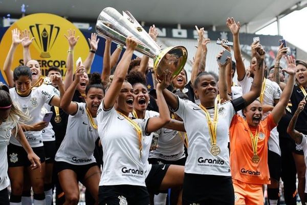 Corinthians levantou a taça da Supercopa Feminina neste domingo (12)