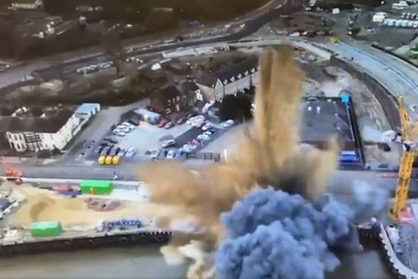 Momento da explosão da bomba perto de um rio que corta Great Yarmouth