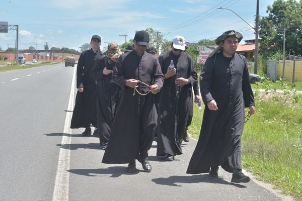 Grupo do Instituto do Verbo Encarnado de São Paulo, fazendo peregrinação para José de Anchieta, Interlagos, Vila Velha por Ricardo Medeiros