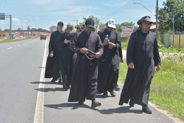 Grupo do Instituto do Verbo Encarnado de São Paulo, fazendo peregrinação para José de Anchieta, Interlagos, Vila Velha por Ricardo Medeiros