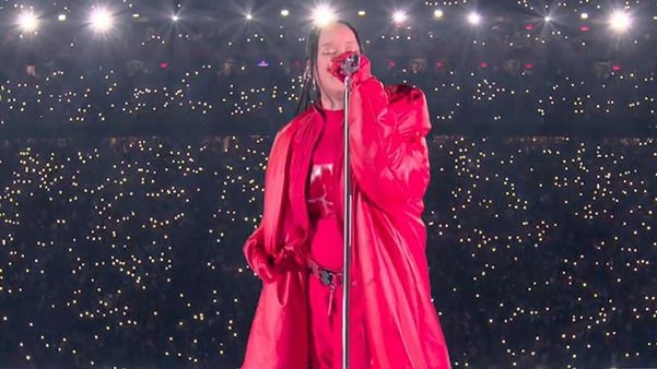 Rihanna retorna aos palcos para show do intervalo do Super Bowl 2023 e canta hits como 