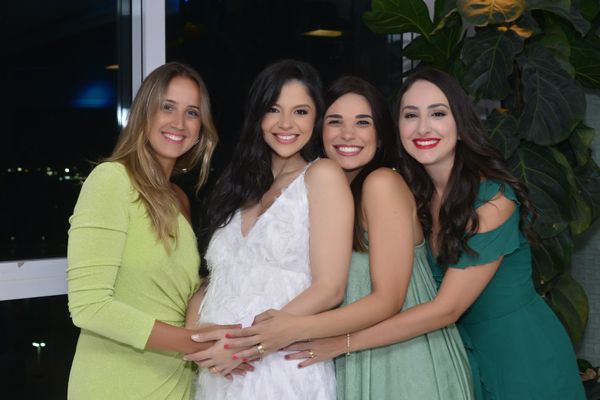 A noiva Camila Baptista e amigas