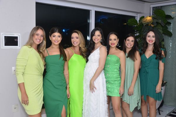 A noiva Camila Baptista e amigas