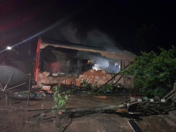 Casa pega fogo e telhado desaba em Presidente Kennedy